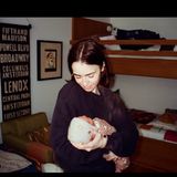 Vip News: "Emily in Paris"-Star Lily Collins zeigt sich mit ihrer Tochter