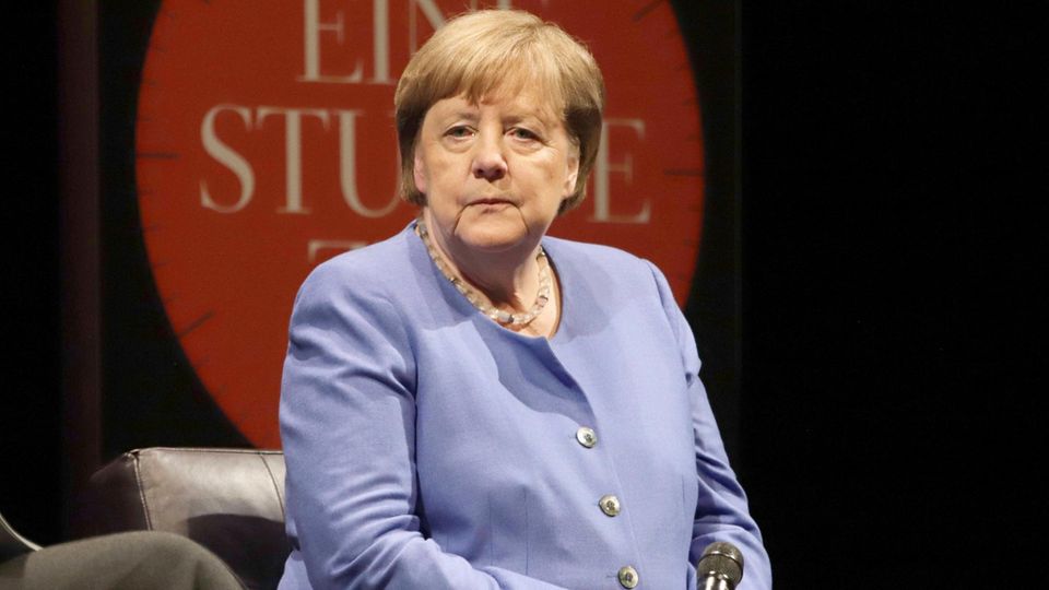 Angela Merkel sitzt bei einem Gespräch mit der Wochenzeitung Zeit auf einer Bühne