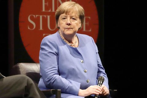 Angela Merkel sitzt bei einem Gespräch mit der Wochenzeitung Zeit auf einer Bühne
