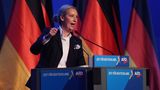 Zum Wahlkampfauftakt in Halle an der Saale hält Weidel eine aggressive Rede, in der sie die politischen Gegner, die Migrationspolitik und überhaupt alles mit deftigen Worten angreift. Tatsache ist: Es läuft gut für Weidel. Die Umfragen sagen der AfD etwa 20 Prozent der Stimmen voraus. Es wäre eine Verdopplung im Vergleich zur vorangegangenen Bundestagswahl