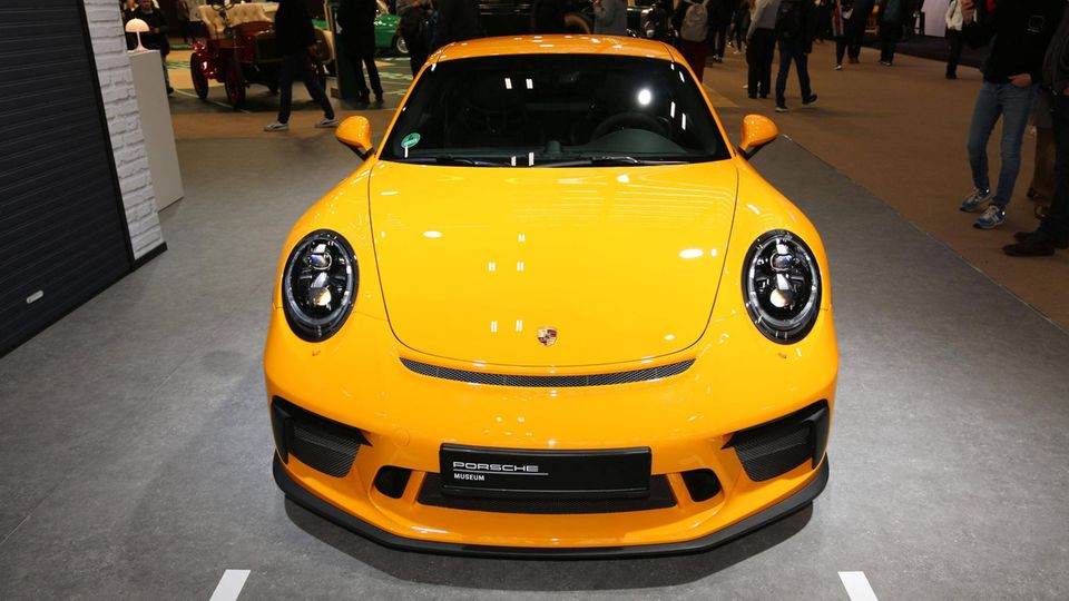 Ein neuer gelber Porsche Carerra 911 steht zur Präsentation bereit