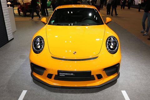 Ein neuer gelber Porsche Carerra 911 steht zur Präsentation bereit