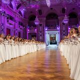 Tänzerinnen stehen sich im Ballsaal gegenüber