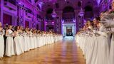 Tänzerinnen stehen sich im Ballsaal gegenüber