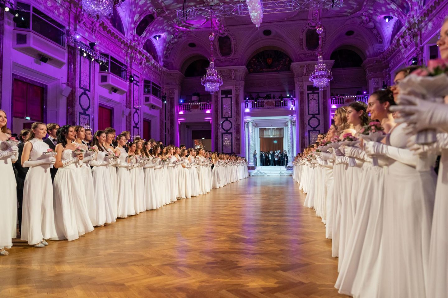 Tänzerinnen stehen sich im Ballsaal gegenüber