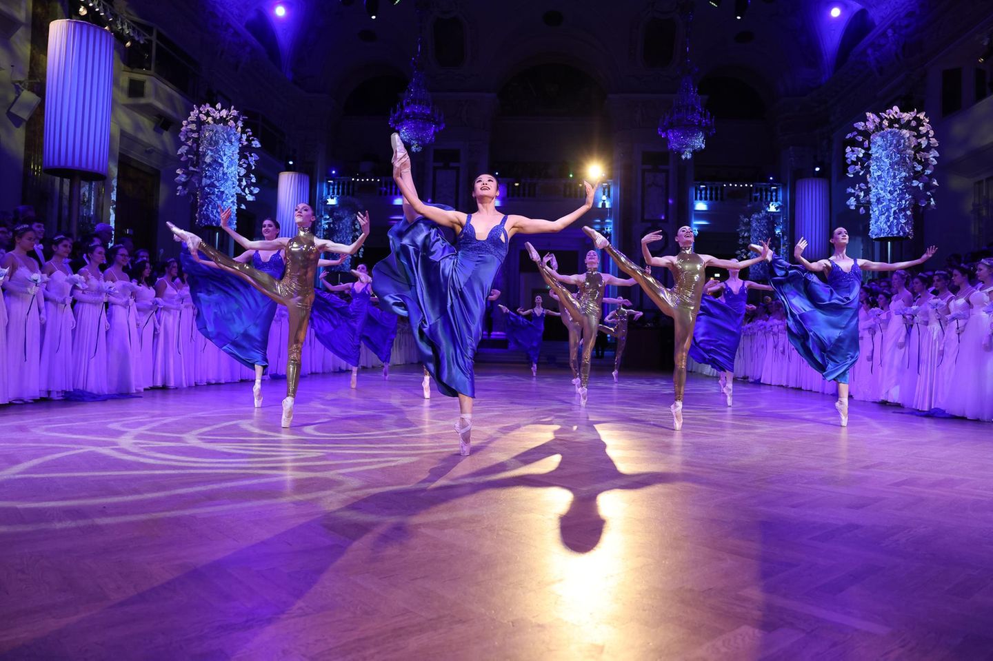 Tänzerinnen beim Kaffeesiederball