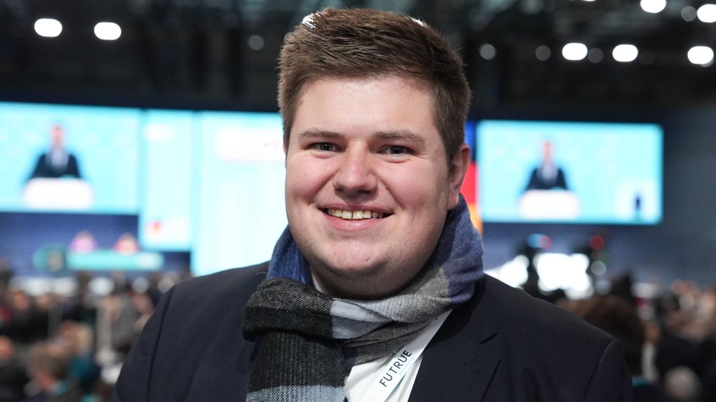 Johannes Volkmann schaut auf dem Bundesparteitag der CDU in die Kamera