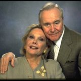 Jack Lemmon umarmt seine Frau Felicia Farr