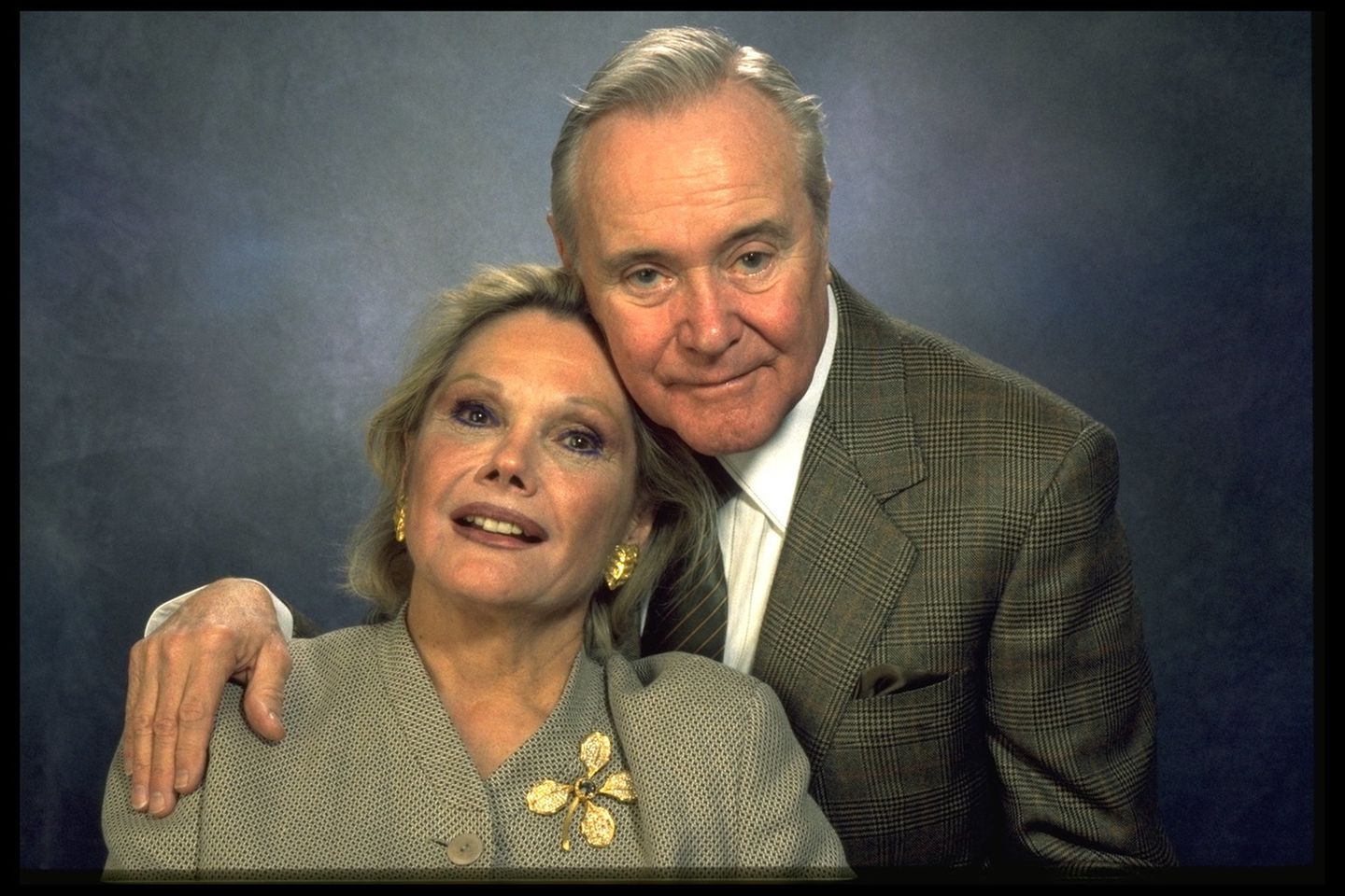 Jack Lemmon umarmt seine Frau Felicia Farr Jack Lemmon umarmt seine Frau Felicia Farr