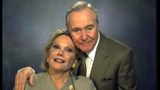 Jack Lemmon umarmt seine Frau Felicia Farr