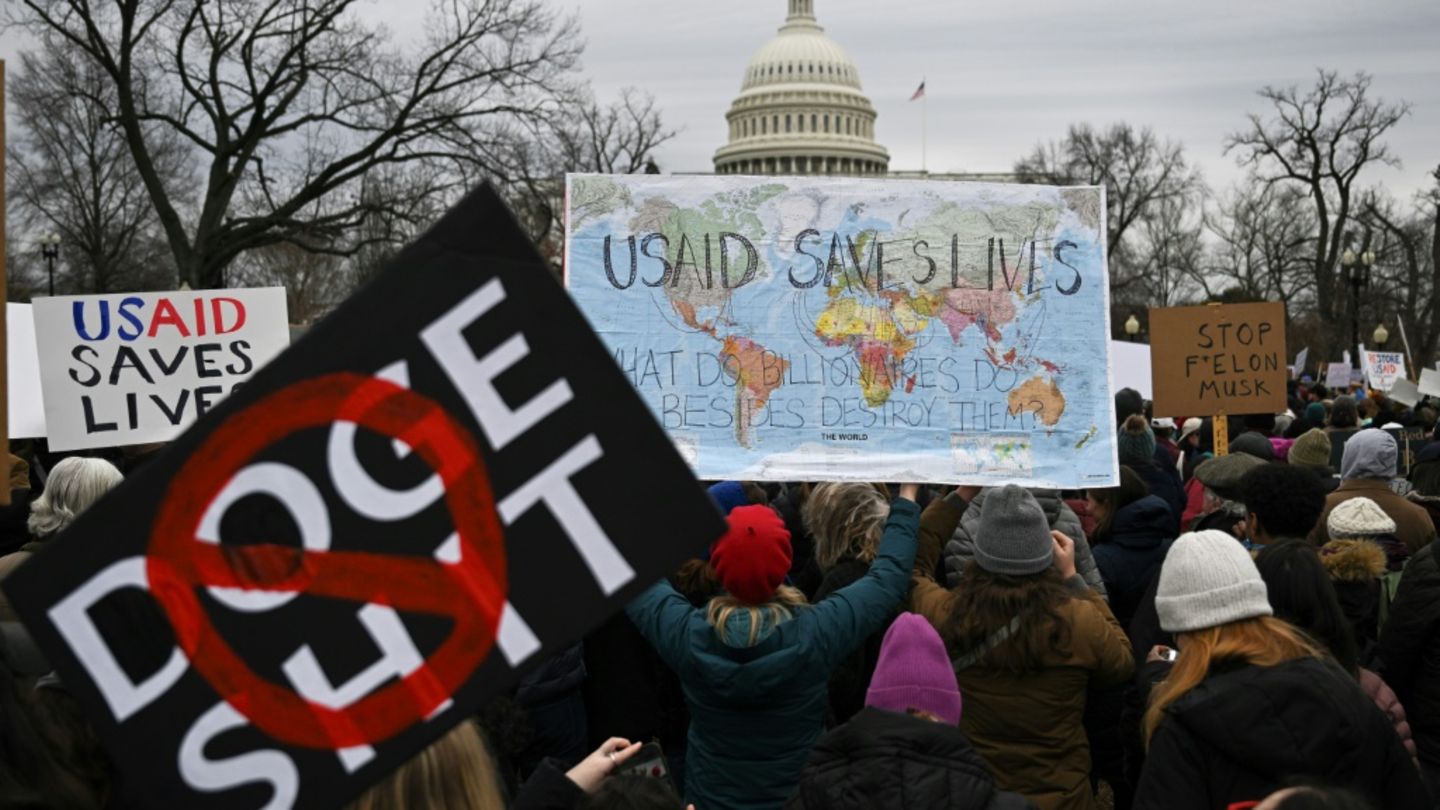 Proteste gegen die Zerschlagung von USAID in Washington