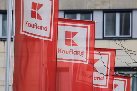 Flaggen von Kaufland hängen vor einer Filiale in Köln-Ehrenfeld