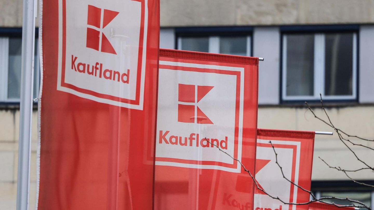 Flaggen von Kaufland hängen vor einer Filiale in Köln-Ehrenfeld