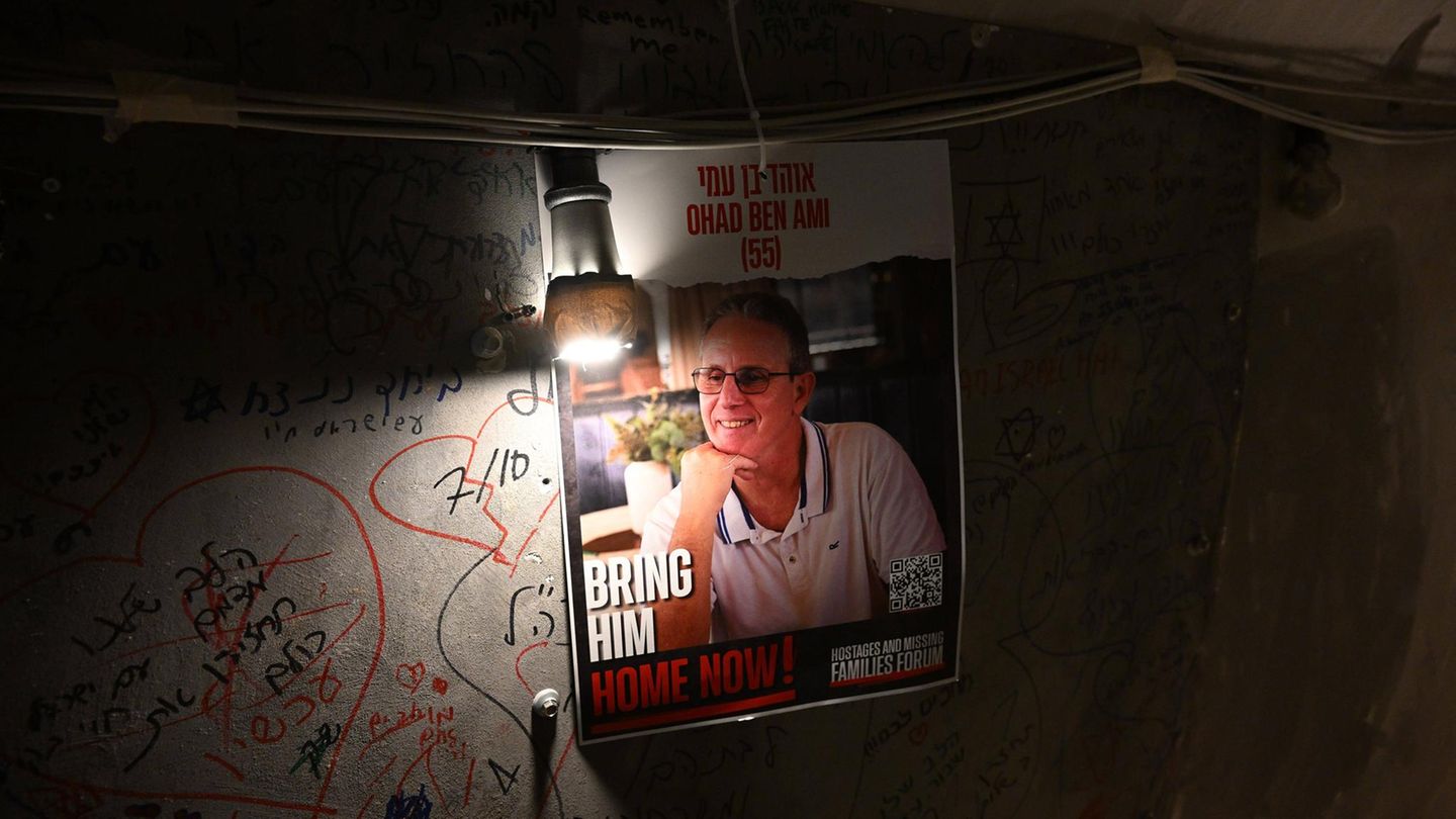 Ein Foto des 56-jährigen Ohad Ben Ami in einem Tunnel in Tel Aviv, Israel