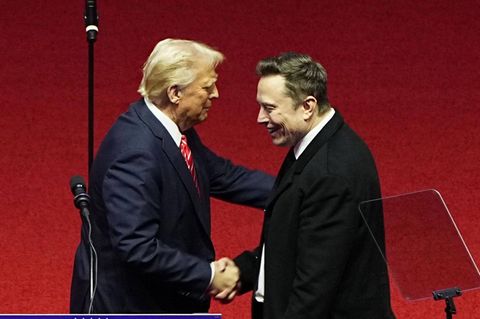 US-Präsident Donald Trump und Tesla-Chef Elon Musk schütteln sich die Hände