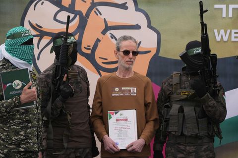 Die Hamas inszeniert die Freilassungen der Geiseln, die live im Fernsehen übertragen werden. Hier ist Ohad Ben Ami bei der Freilassung zu sehen