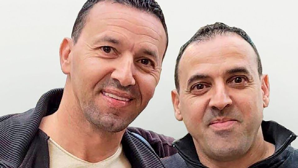 Eli und Yossi Scharabi auf einem undatierten Foto. Eli und Yossi Scharabi auf einem undatierten Foto.