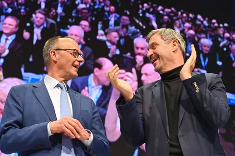 Friedrich Merz und Markus Söder lächeln sich fröhlich an