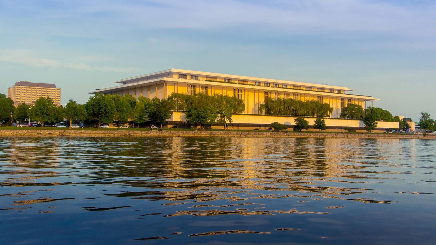 Trump fires the board of Kennedy-Center-and appoints himself to be the boss