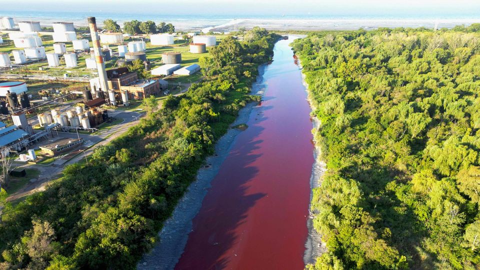 Fluss bei Buenos Aires plötzlich blutrot gefärbt