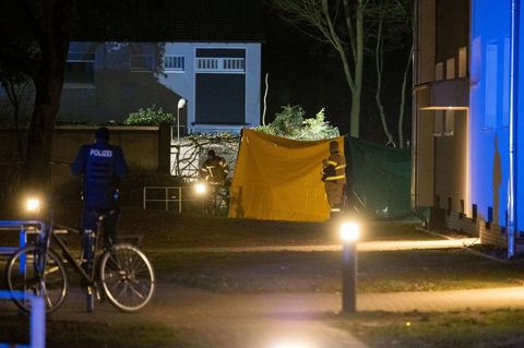 Die Frau wurde vor einem Hauseingang in Voerde von einem Unbekannten mit einem Messer tödlich verletzt