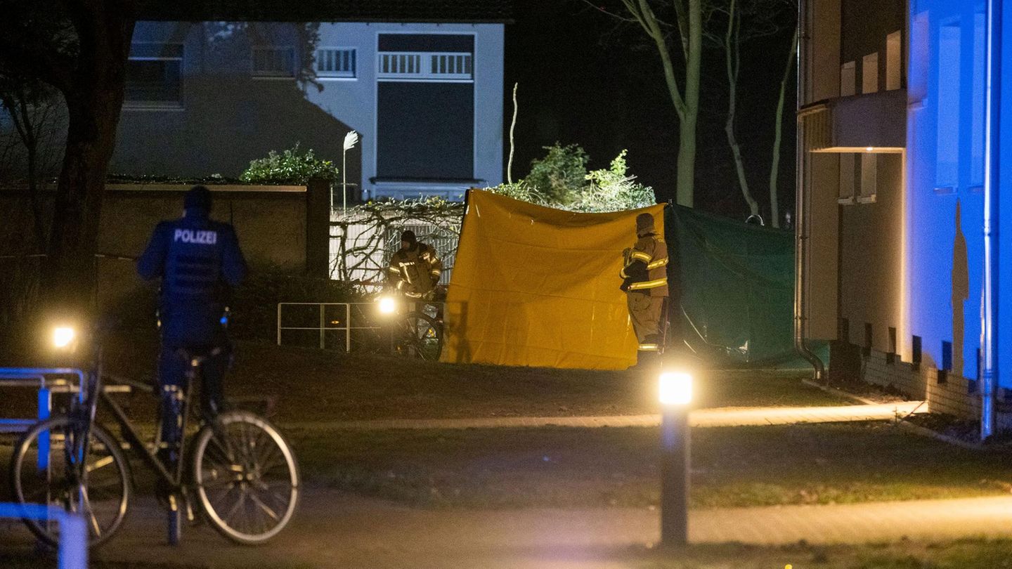 Die Frau wurde vor einem Hauseingang in Voerde von einem Unbekannten mit einem Messer tödlich verletzt