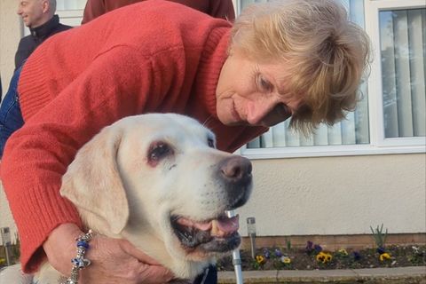 Nach sieben Jahren kann Rita Potter ihren Hund wieder in die Arme schließen