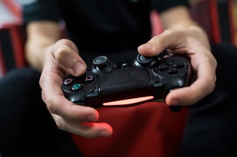 Ein Gamer spielt mit einer Playstation 4