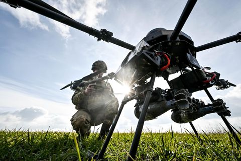 Ein Soldat der Ukraine startet eine Drohne. Sie werden auch zur Spionage eingesetzt