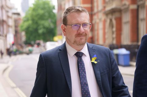 Andrew Gwynne, parlamentarischer Staatssekretär im Gesundheitsministerium, werden seine Nachrichten bei Whatsapp zum Verhängnis