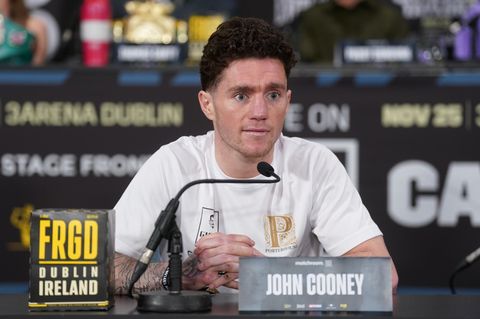 John Cooney auf einer Pressekonferenz im November 2023