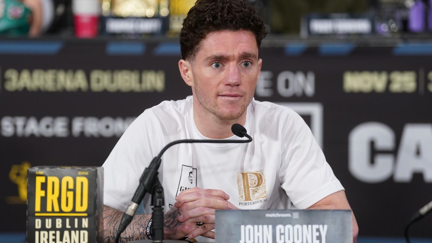 John Cooney auf einer Pressekonferenz im November 2023