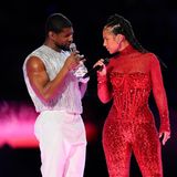 Gänzlich ohne Skandale oder große Überraschungen kam Usher 2024 in Las Vegas aus. 13 Lieder presste der Sänger in seinen 15-minütigen Auftritt und holte unter anderem Alicia Keys mit auf die Bühne. Kritik gab es dennoch, aber weniger an Usher, denn an der Übertragung. Ausgerechnet in der Halbzeitpause hatte der übertragende Sender CBS mit Tonproblemen zu kämpfen.