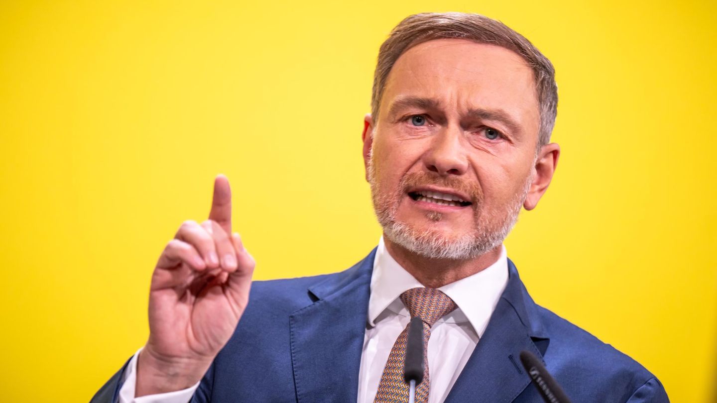 Christian Lindner and the black and green bustle specter