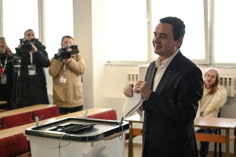 Regierungschef Albin Kurti bei der Stimmabgabe