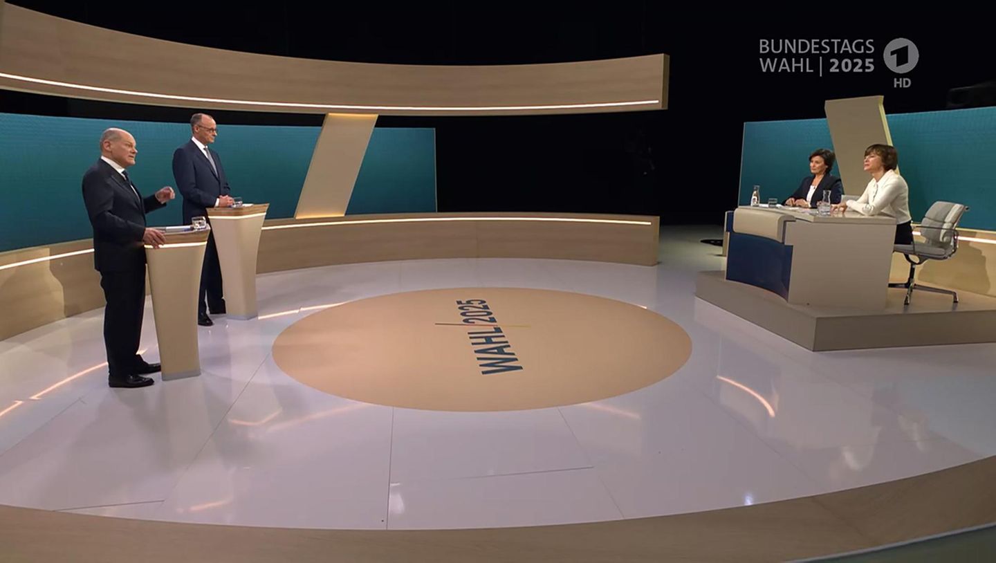 Olaf Scholz (l., SPD) und Friedrich Merz (CDU) im TV-Duell zur Bundestagswahl
