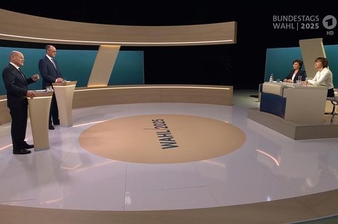 Olaf Scholz (l., SPD) und Friedrich Merz (CDU) im TV-Duell zur Bundestagswahl