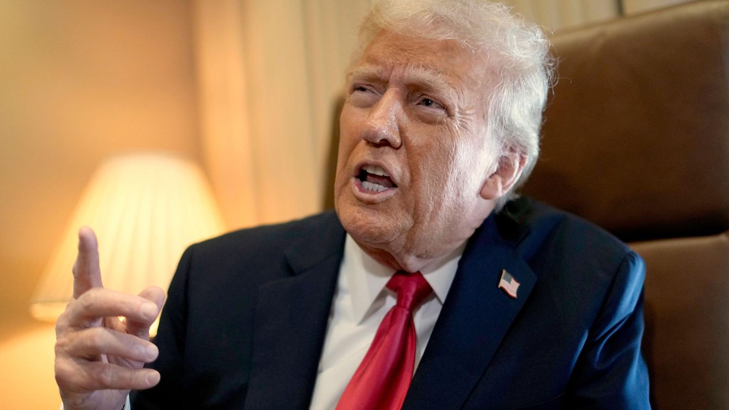 US-Präsident Donald Trump an Bord der Air Force One im Gespräch mit Journalisten