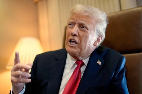 US-Präsident Donald Trump an Bord der Air Force One im Gespräch mit Journalisten