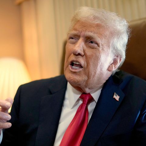 US-Präsident Donald Trump an Bord der Air Force One im Gespräch mit Journalisten