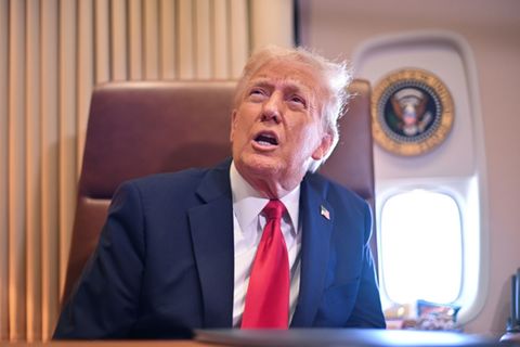 Trump im Gespräch mit Reportern an Bord der Air Force One