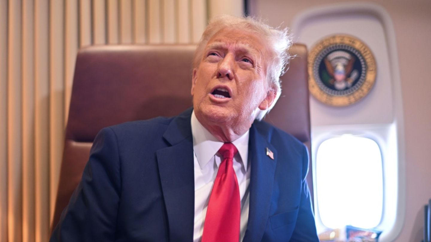 Trump im Gespräch mit Reportern an Bord der Air Force One