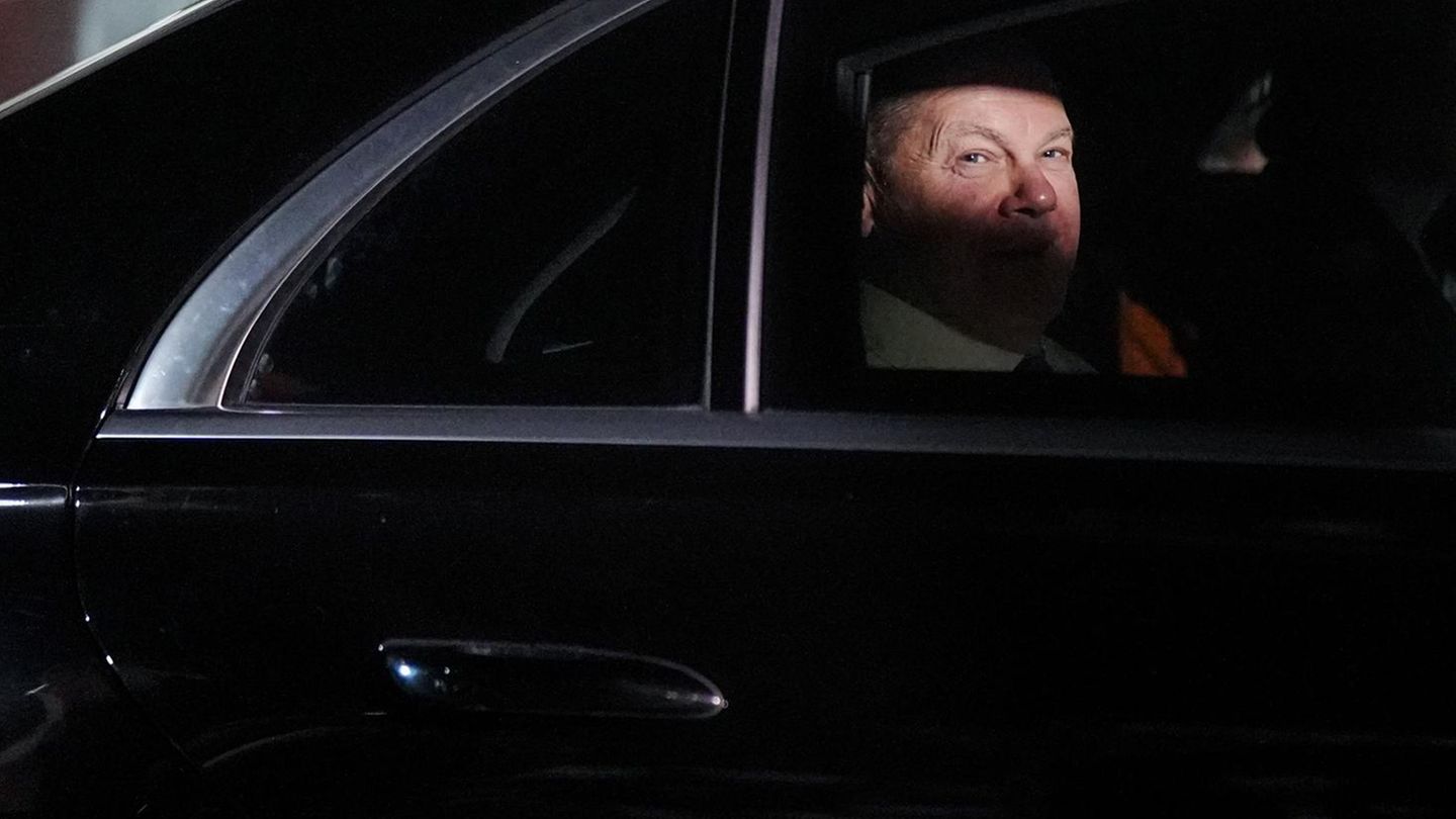 Olaf Scholz Olaf Scholz auf dem Weg zum TV-Duell im Auto