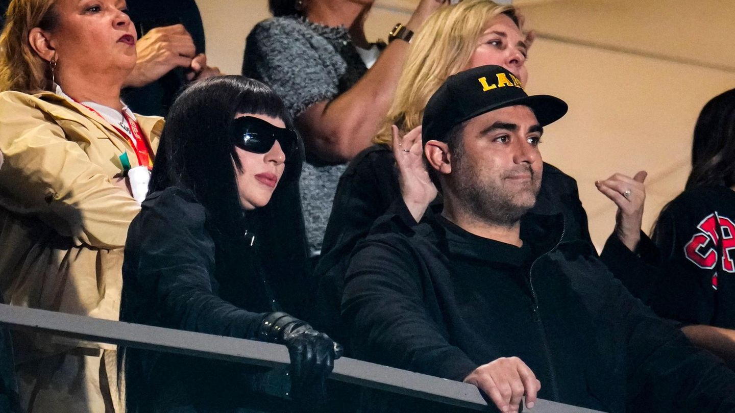  Lady Gaga beobachtet von der Tribüne aus die Show in der Halbzeitpause