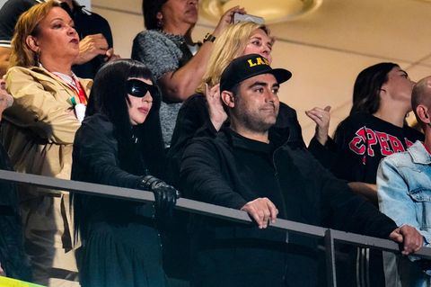  Lady Gaga beobachtet von der Tribüne aus die Show in der Halbzeitpause