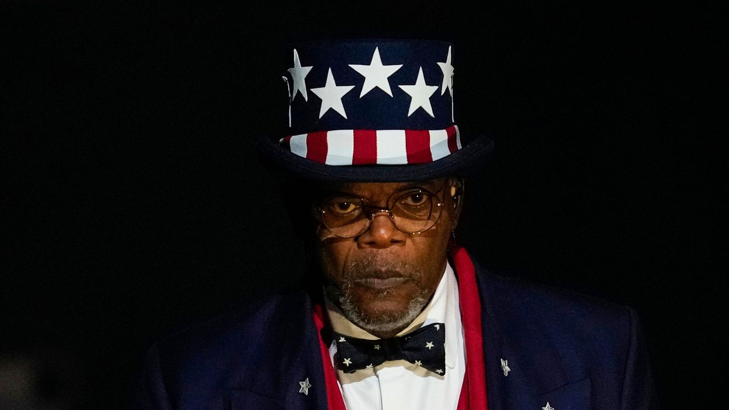 Schauspieler Samuel L. Jackson spielt eine Rolle als Uncle Sam während des Auftritts von Rap-Superstar Kendrick Lamar