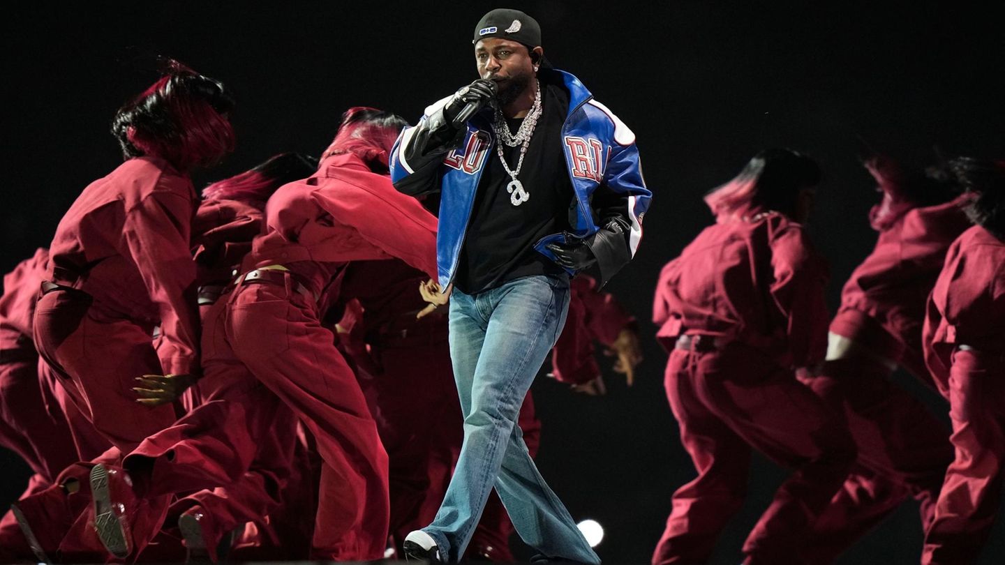 Kendrick Lamar, der größte Rapper des Planeten, performt in der Halbzeitpause einen Mix seiner Hits