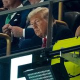 US-Präsident Donald Trump ist als erster Präsident überhaupt bei einem Super Bowl dabei. Er verlässt das Stadion weit vor Spielende