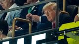 US-Präsident Donald Trump ist als erster Präsident überhaupt bei einem Super Bowl dabei. Er verlässt das Stadion weit vor Spielende