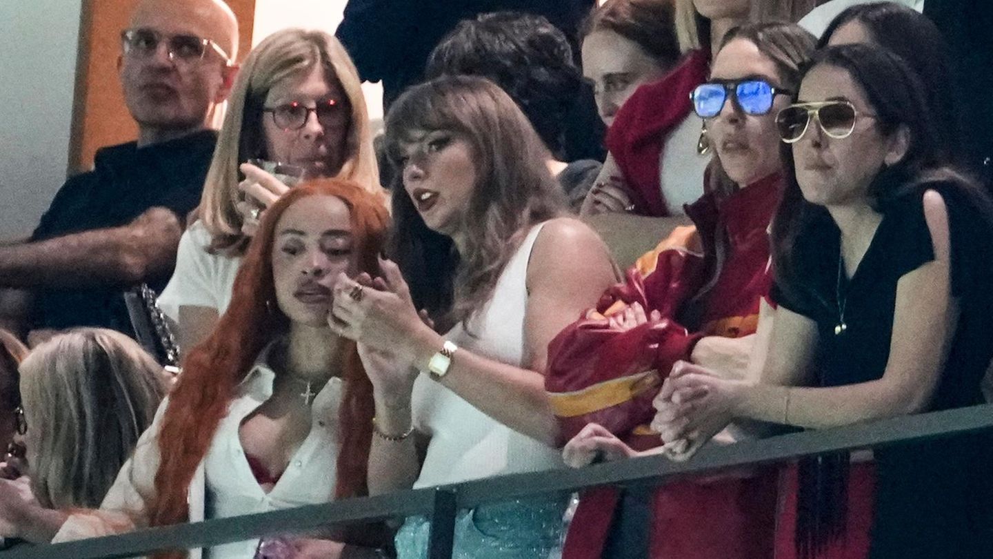 Sie darf nicht fehlen: Sängerin Taylor Swift (m.) schaut ihrem Freund Travis Kelce zu, der auf dem Spielfeld mit den Kansas City Chiefs einen unangenehmen Arbeitstag hat